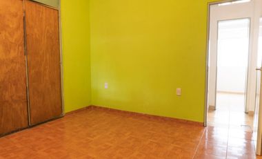 Alquiler PH 2 ambientes  con patio y local - Morón