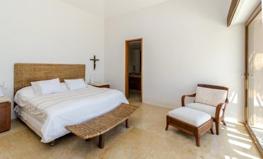 Casa en Venta y Renta frente a la laguna en Isla Dorada