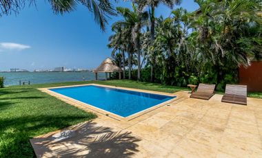 Casa en Venta y Renta frente a la laguna en Isla Dorada