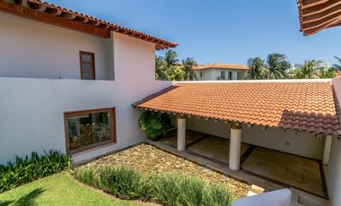 Casa en Venta y Renta frente a la laguna en Isla Dorada