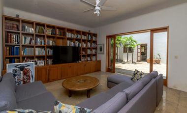 Casa en Venta y Renta frente a la laguna en Isla Dorada