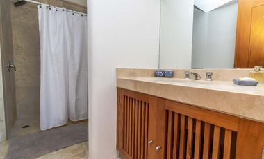 Casa en Venta y Renta frente a la laguna en Isla Dorada