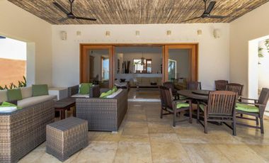 Casa en Venta y Renta frente a la laguna en Isla Dorada