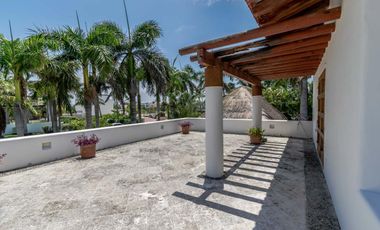 Casa en Venta y Renta frente a la laguna en Isla Dorada