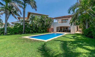 Casa en Venta y Renta frente a la laguna en Isla Dorada