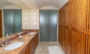 Casa en Venta y Renta frente a la laguna en Isla Dorada