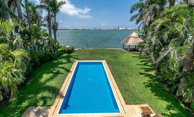 Casa en Venta y Renta frente a la laguna en Isla Dorada