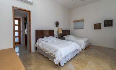 Casa en Venta y Renta frente a la laguna en Isla Dorada