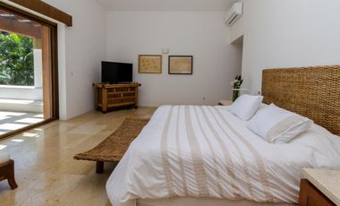 Casa en Venta y Renta frente a la laguna en Isla Dorada