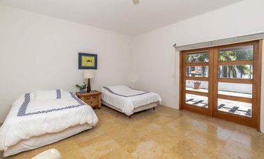 Casa en Venta y Renta frente a la laguna en Isla Dorada