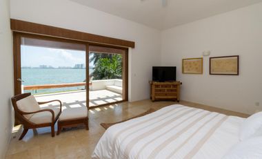 Casa en Venta y Renta frente a la laguna en Isla Dorada