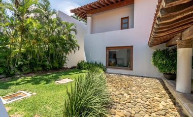 Casa en Venta y Renta frente a la laguna en Isla Dorada