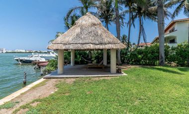 Casa en Venta y Renta frente a la laguna en Isla Dorada
