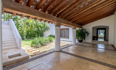 Casa en Venta y Renta frente a la laguna en Isla Dorada