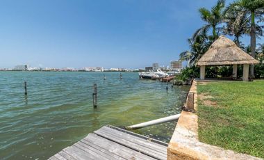 Casa en Venta y Renta frente a la laguna en Isla Dorada