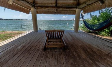 Casa en Venta y Renta frente a la laguna en Isla Dorada