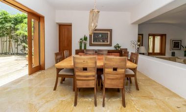 Casa en Venta y Renta frente a la laguna en Isla Dorada