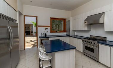 Casa en Venta y Renta frente a la laguna en Isla Dorada