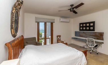 Casa en Venta y Renta frente a la laguna en Isla Dorada