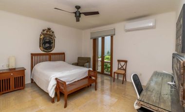 Casa en Venta y Renta frente a la laguna en Isla Dorada