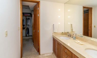 Casa en Venta y Renta frente a la laguna en Isla Dorada