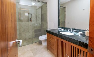 Casa en Venta y Renta frente a la laguna en Isla Dorada