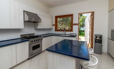 Casa en Venta y Renta frente a la laguna en Isla Dorada