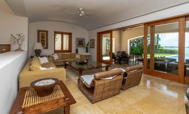 Casa en Venta y Renta frente a la laguna en Isla Dorada