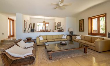 Casa en Venta y Renta frente a la laguna en Isla Dorada