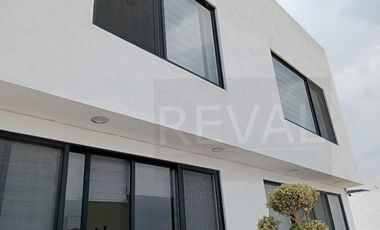 Linda Casa de Autor en Venta y Renta en Cumbres del Lago Juriquilla