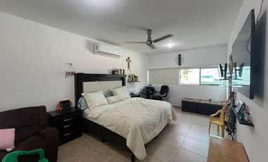 Venta Casa en Privada con Amenidades, 4 recámaras y piscina