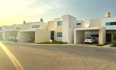 Venta Casa en Privada con Amenidades, 4 recámaras y piscina