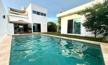 Venta Casa en Privada con Amenidades, 4 recámaras y piscina
