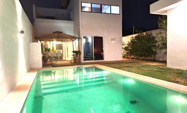 Venta Casa en Privada con Amenidades, 4 recámaras y piscina