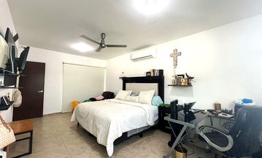 Venta Casa en Privada con Amenidades, 4 recámaras y piscina