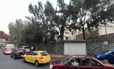 Casa con uso de suelo comercial esquina Luis Cabrera y Periférico frente a Walmart