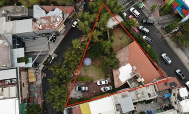 Casa con uso de suelo comercial esquina Luis Cabrera y Periférico frente a Walmart