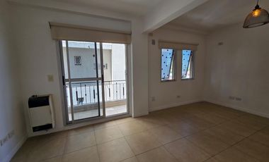Departamento en alquiler de un ambiente con placard en Caseros,