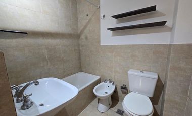 Departamento en alquiler de un ambiente con placard en Caseros,