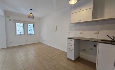 Departamento en alquiler de un ambiente con placard en Caseros,