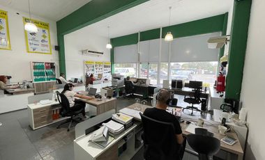 Excelente local sobre Ruta 8 con gran depósito. Venta con Renta hasta Enero de 2026