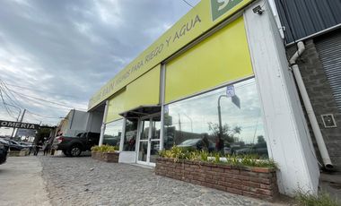 Excelente local sobre Ruta 8 con gran depósito. Venta con Renta hasta Enero de 2026