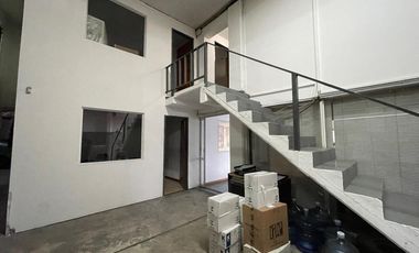 Excelente local sobre Ruta 8 con gran depósito. Venta con Renta hasta Enero de 2026