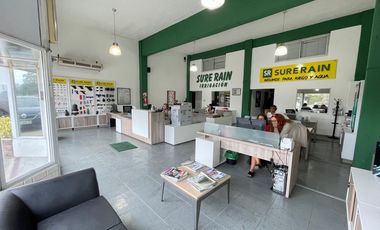 Excelente local sobre Ruta 8 con gran depósito. Venta con Renta hasta Enero de 2026