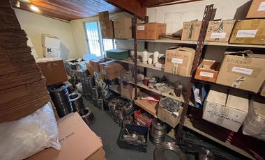 Excelente local sobre Ruta 8 con gran depósito. Venta con Renta hasta Enero de 2026