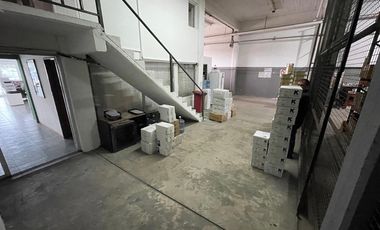 Excelente local sobre Ruta 8 con gran depósito. Venta con Renta hasta Enero de 2026