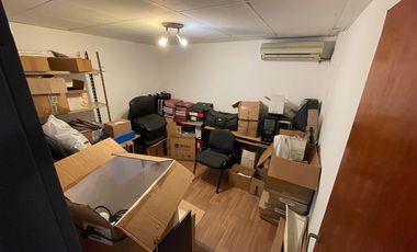 Excelente local sobre Ruta 8 con gran depósito. Venta con Renta hasta Enero de 2026