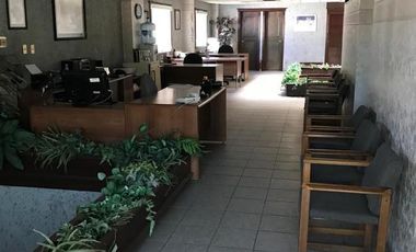 Estacionamiento y oficina, viva de sus rentas