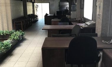 Estacionamiento y oficina, viva de sus rentas