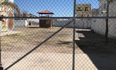 Estacionamiento y oficina, viva de sus rentas